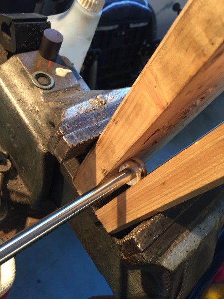 On coince le piston entre deux cales de bois dans l'étau , on le desserre à son opposé à l'aide d'un tournevis par exemple
