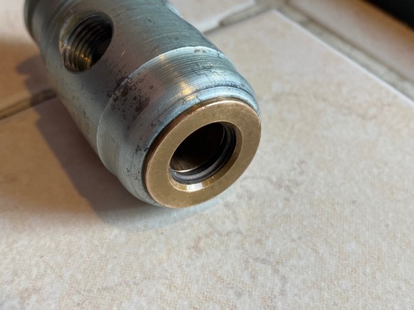 IMG_6566.jpg (197.58 Kio) Vu 36208 fois On replace en premier les joints OR font de leur gorge<br />puis les bagues composites . Attention elles ont un sens , elles ont un profil en forme de L , la partie la plus fine doit ce trouver en direction du ciel de toit , vers le haut quand le vérin est monté dans la Golf<br />Moi je me suis aidé d'un coton tige pour pousser les bagues qui ne tolèrent que très peu la déformation , c'est la partie la plus pénible ...