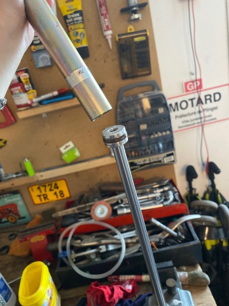 IMG_6573.jpg (226.58 Kio) Vu 36208 fois On présente le fût , le met autour du piston . Il est raide à emmancher car le joint OR du piston est neuf et donc non avachie par le temps . L'intérieur de votre fût est conique a son entrée . On huile toujours comme il faut .