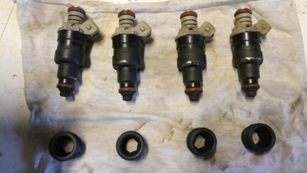 IMG_20210820_203815_6.jpg (160.94 Kio) Vu 3785 fois Alors j'ai démonté les 4 injecteurs, les 3 côté distribution, je les aient enlevé en faisant levier mais sans mal, par contre le 4e a la main et sans mal, les bakélite seront remplacés ainsi que les joints