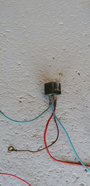 Où va ce relais dans la caisse?