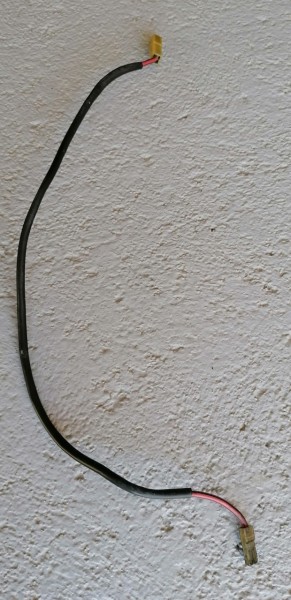 Et j'ai trouvé cela seul parterre, un fil rouge/noir