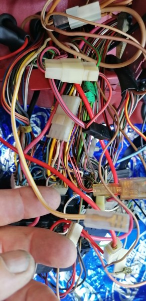 IMG_20220707_154055.jpg (228.49 Kio) Vu 1504 fois J'ai ce blanc /jaune je pense qu'il va sur une borne G mais quel numéro?