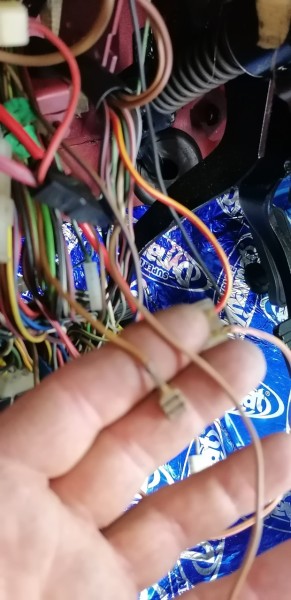 IMG_20220707_154325.jpg (176.46 Kio) Vu 1505 fois Est ce que tous les fils marrons vont au bornier sous la colonne de direction? j'ai du marron / bleu, du marron / noir. Je ne sais absolument pas où cela va.