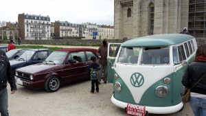 Retrouvailles avant départ de Vincennes pour la manif &quot;Touches pas à mon ancienne&quot;