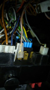 le fil marron au premier plan va vers le relais