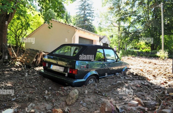 un-vw-golf-cabriolet-est-entoure-de-boue-apres-une-rafale-de-pipe-a-eau-a-stuttgart-allemagne-08-septembre...t-du-etre-evacues-et-sept-citoyens-ont-du-etre-secourus-maisons-et-voitures-ont-ete-clos-par-la-boue-photo-jan-phil-d6dm5e.jpg